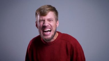 Orta yaşlı beyaz adam bir aptal kameraya bakarken mutlu oynamak portre portre