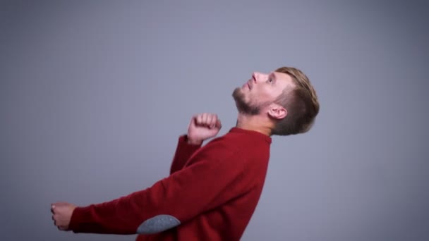 Retrato de primer plano del alegre hombre caucásico de mediana edad bailando y divirtiéndose con el fondo aislado en gris — Vídeo de stock