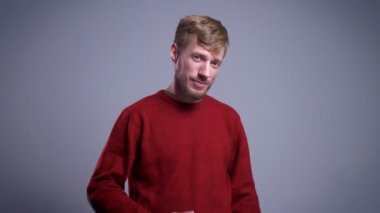 Orta yaşlı beyaz adamın gülümseyen ve kameraya bakarak başparmak gösterilen portre portre