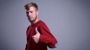 Orta yaşlı beyaz adam kameraya dönüm ve başparmak gösterilmesini neşeli portre portre