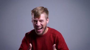 Başparmak gösterilmesini ve çığlık çılgın heyecanlı orta yaşlı beyaz adam portresi portre