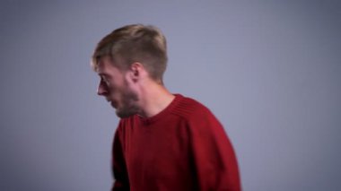 Orta yaşlı beyaz adam neşeyle etrafında dönen ve başparmak gösterilmesini portre portre