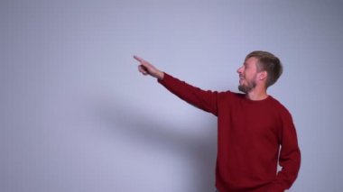 Portre portre çekici orta yaşlı adam tarafında parmağıyla işaret ve bir şey alma