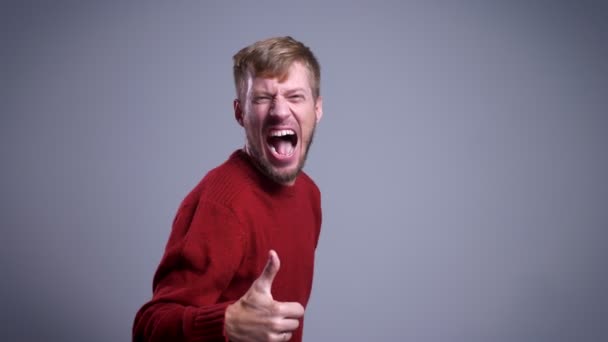 미친 흥분된 중 년 백인 남자의 엄지손가락을 보여주는 고 근접 촬영 초상화 — 비디오