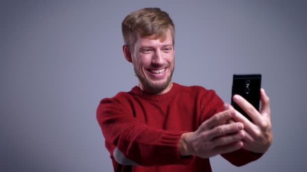 Retrato de close-up de sorrir feliz homem caucasiano de meia-idade tomando selfies no telefone — Vídeo de Stock