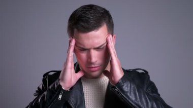 Portre portre yakışıklı beyaz adam baş ağrısı alma ve hasta hissediyorum