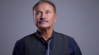 Portre portre eldery beyaz adam düşünceli bakan ve ardından kamera