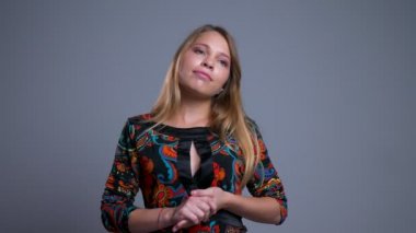 Rüya genç beyaz kadın onun silah thoughfully kamera önünde tutan closeup portresi