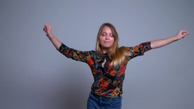 Kameraya bakarak neşeli Genç beyaz gülümseyen dans ve having eğlence closeup portresi