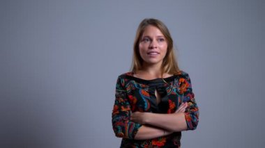 Portre portre çekici genç beyaz kadın ayakta Kollarını göğsünde geçti ve handsign tebrik silah yapma ile
