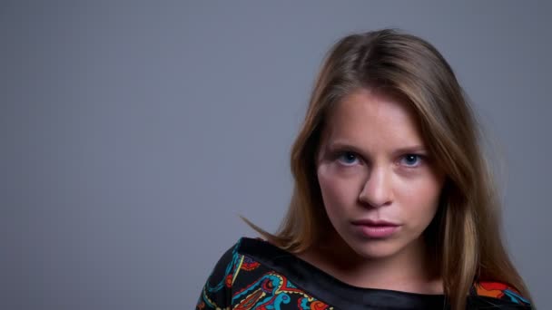 Closeup Portret Van Verleidelijke Jonge Kaukasische Vrouw Kijken Recht Camera — Stockvideo