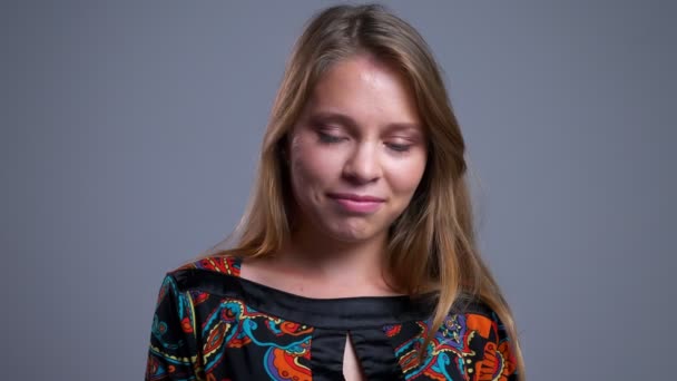 Closeup portret van charmante jonge Kaukasische vrouw worden verlegen en verleidelijk kijkend naar camera — Stockvideo