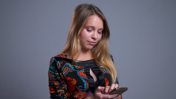 Closeup Πορτρέτο Του Ελκυστική Καυκάσιος Νεαρές Χρησιμοποιώντας Τηλέφωνο Και Αντιδρούν — Αρχείο Βίντεο