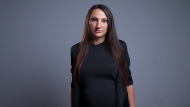 Portret młodego kaukaski kobieta w ciąży, patrząc prosto w obiektyw kamery z neutralny wyraz twarzy zbliżenie — Wideo stockowe