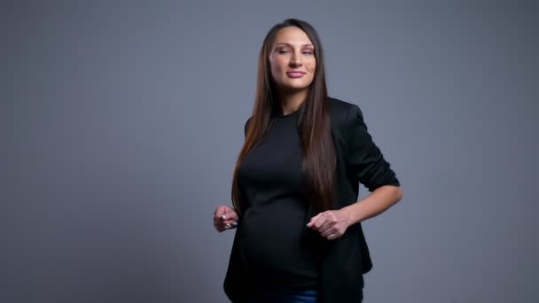 Retrato de close-up da mulher branca grávida dançando e se divertindo na frente da câmera — Vídeo de Stock