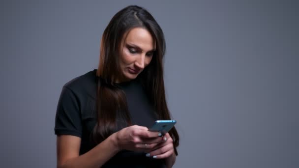 Close-up van zwangere jonge Kaukasische vrouw gebruik van telefoon en reageren op sociale media berichten voor de camera — Stockvideo