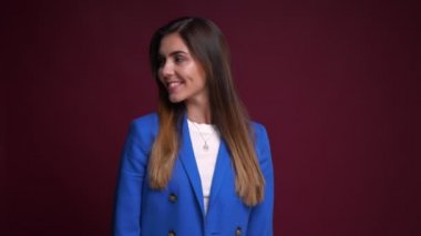 Gülümseyen ve kamera önünde poz güzel neşeli beyaz kadın portresi portre