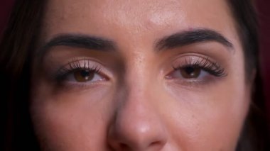 Güzel beyaz kadın kahverengi gözleri doğrudan kameraya tarafsız yüz ifadesi ile seyir closeup portresi