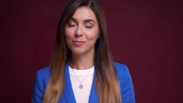 Nahaufnahme Porträt einer jungen fröhlichen kaukasischen Frau, die singt und in die Kamera lächelt — Stockvideo
