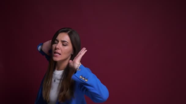 Closeup retrato de mulher caucasiana feliz e alegre fazendo uma dança boba e engraçada na frente da câmera — Vídeo de Stock