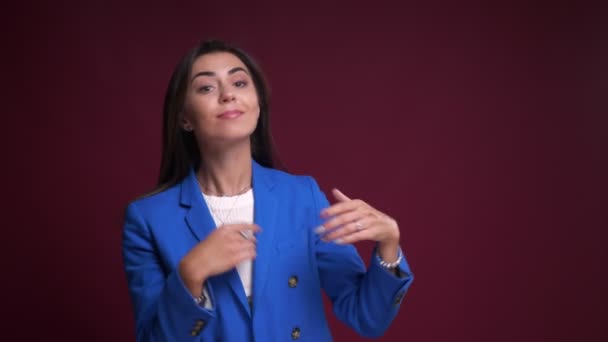 Крупный план портрета привлекательной кавказской предпринимательницы, весело представляющей и рекламирующей продукт перед камерой — стоковое видео