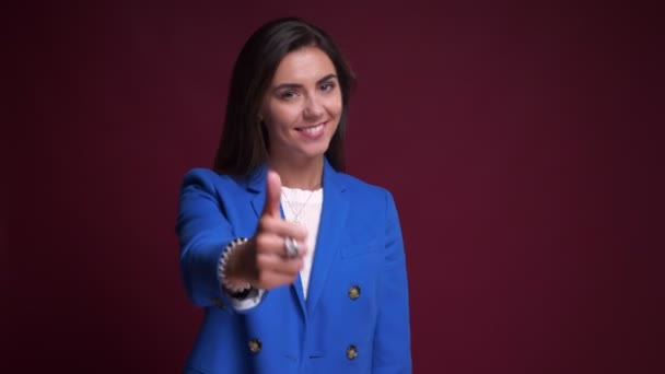 Primer plano retrato de joven alegre caucásico hembra mostrando el pulgar hacia arriba sonriendo y mirando a la cámara — Vídeos de Stock