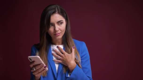 Retrato de close-up de mulheres caucasianas atraentes navegando no telefone e reação a posts de mídia social — Vídeo de Stock