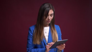 Kamera önünde tablet ayakta kullanarak çekici beyaz kadın portresi portre.