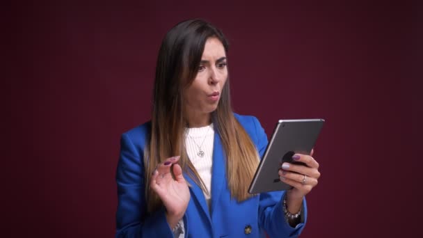 Closeup portret van aantrekkelijke Kaukasische vrouw flipping beelden op de tablet en reageren op verschillende manieren — Stockvideo