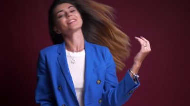 Gülümseyen ve kameraya bakarken saçını savurma güzel neşeli esmer kadın portresi portre