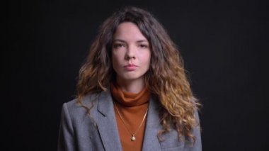 Güzel genç beyaz kadın resmi Garnit¸rleri doğruca kameraya tarafsız yüz ifadesi ile seyir içinde closeup portresi