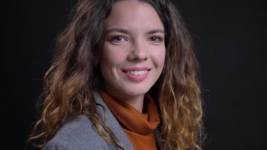 Kameraya bakarak ve mutlu bir şekilde gülümseyerek olumlu ve kendine güvenen genç erkek portre portre.