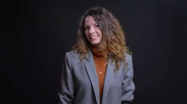 Oynak beyaz kadın güzel ve kamera ve seductively gülümseyen portre portre