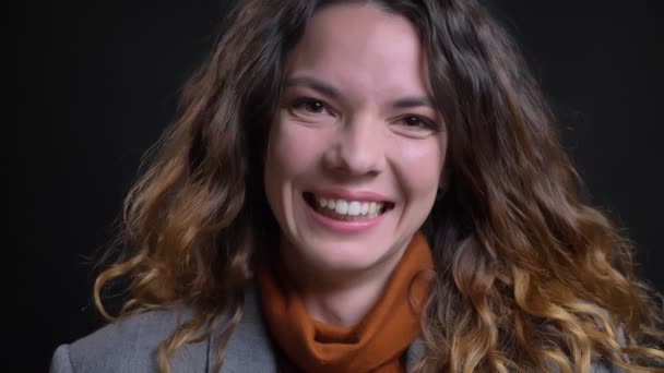 Retrato de close-up de atraente mulher caucasiana feliz olhando para a câmera e rindo . — Vídeo de Stock