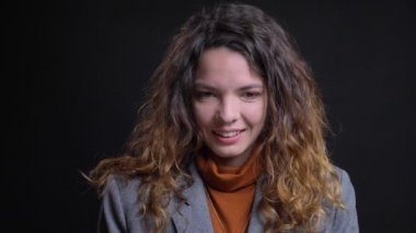 Portre portre kadınsı genç kadının seductively arka plan ile gülümseyen kamera düz seyir siyah izole