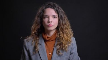 Rahatsız ve tedirgin Genç beyaz kadın iki tarafta ve düz kamera ile izole arka plan bakmak bakış portresi