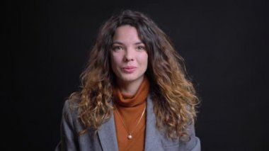 Şaşırdım ve büyüleyici genç beyaz kadın gülümseyerek ve doğruca kameraya bakarak portre portre