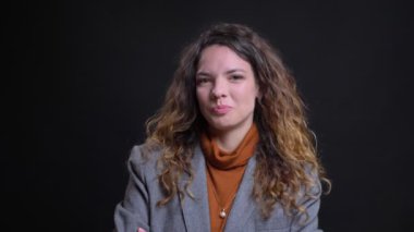 Kameraya bakarak ve gülümseyen izole arka plan ile başarılı ve kendine güvenen genç beyaz kadın portresi portre