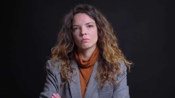 Gros plan portrait de la jeune femme caucasienne sceptique agitant la tête dans le déni de répondre négativement — Video