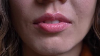 Closeup seductively taşıma ve gülümseyen seksi genç beyaz kadın dudak