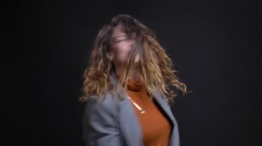 Gülüyor ve komik dans neşeli Genç beyaz kadın portresi portre