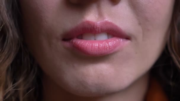 Крупный план сексуальных молодых кавказских женских губ соблазнительно движущихся и улыбающихся — стоковое видео