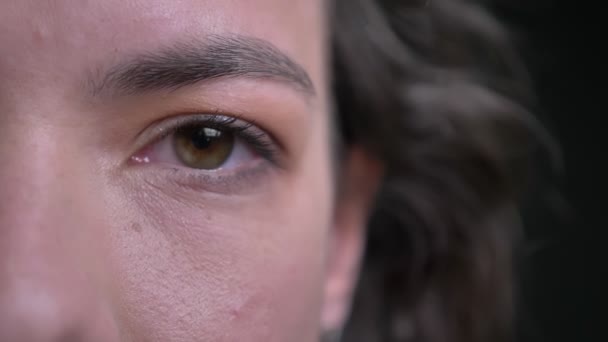 Closeup half-face portret van aantrekkelijke Kaukasische vrouwelijke oog meteen kijken naar camera — Stockvideo