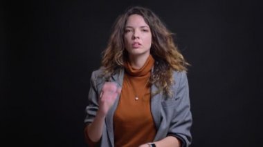 Kamera önünde poz ve saçlarını disheveling çekici beyaz kadın modeli closeup portresi