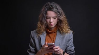 rahatsız edici bir smartphone kullanarak telefonda yazarak ve düşünceli, modern çekici beyaz kadın portresi