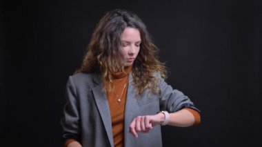 Akıllı izle kullanarak modern genç kadın portre porttait.