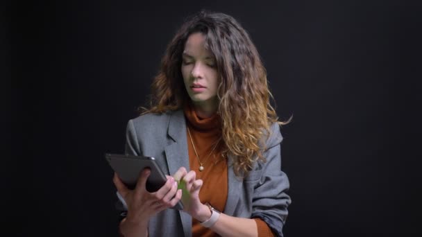 特写镜头肖像现代年轻的高加索女性打字在平板电脑上 并显示绿色屏幕的相机 — 图库视频影像