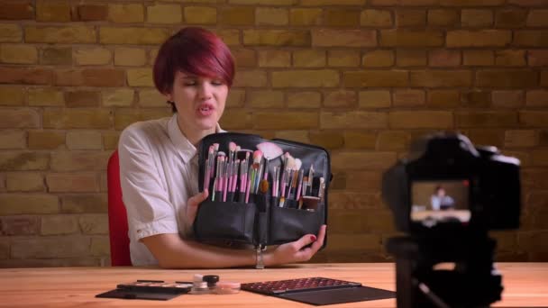 Junge Kurzhaarige Beauty Bloggerin Zeigt Ihr Make Aktiv Die Kamera — Stockvideo