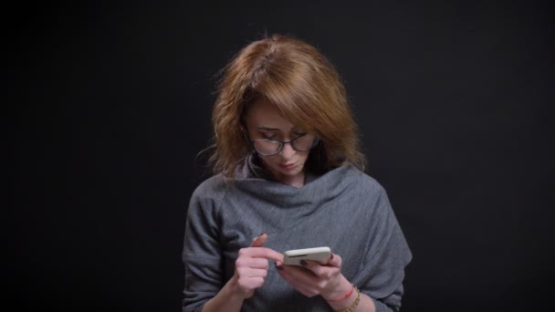 Portre Portarit Modern Orta Yaşlı Kadının Telefonunu Raslantı Izole Siyah — Stok video