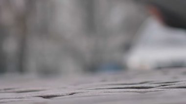 Yaya bacak akşam şehirde kaldırım taşı yolda yürürken yakın çekim shot.